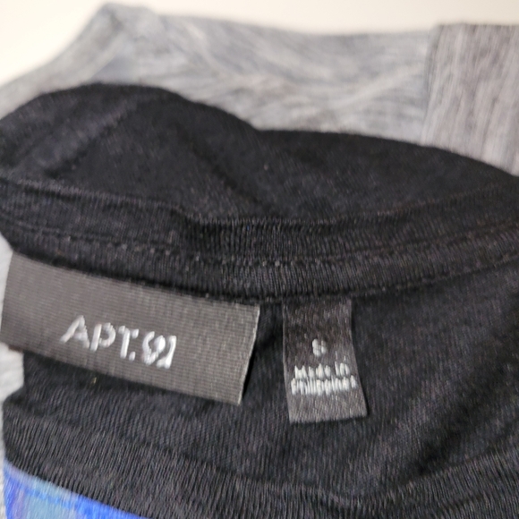 2 tops size small - Picture 8 of 8